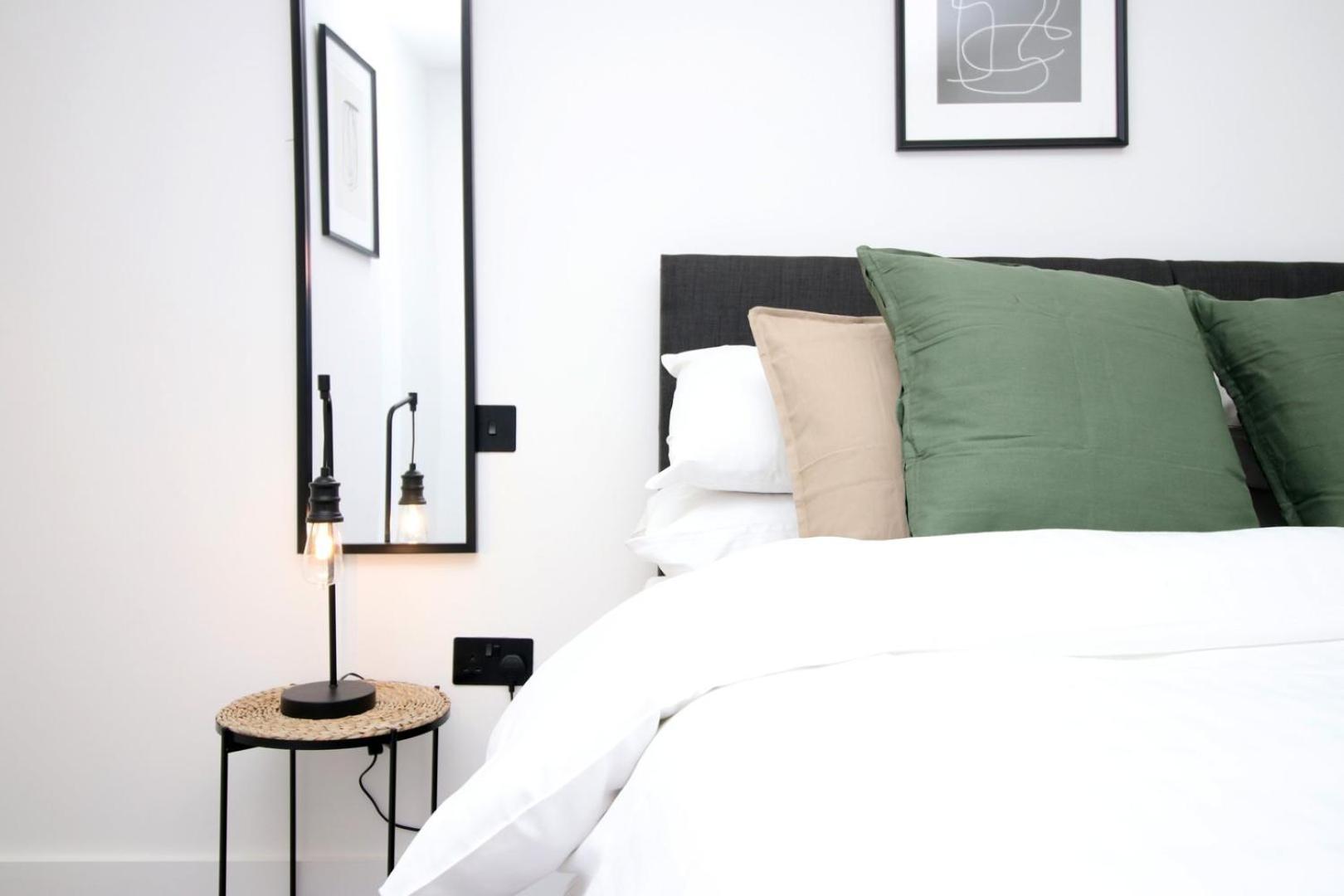 2 Bedroom With Free Parking Swindon Exteriér fotografie