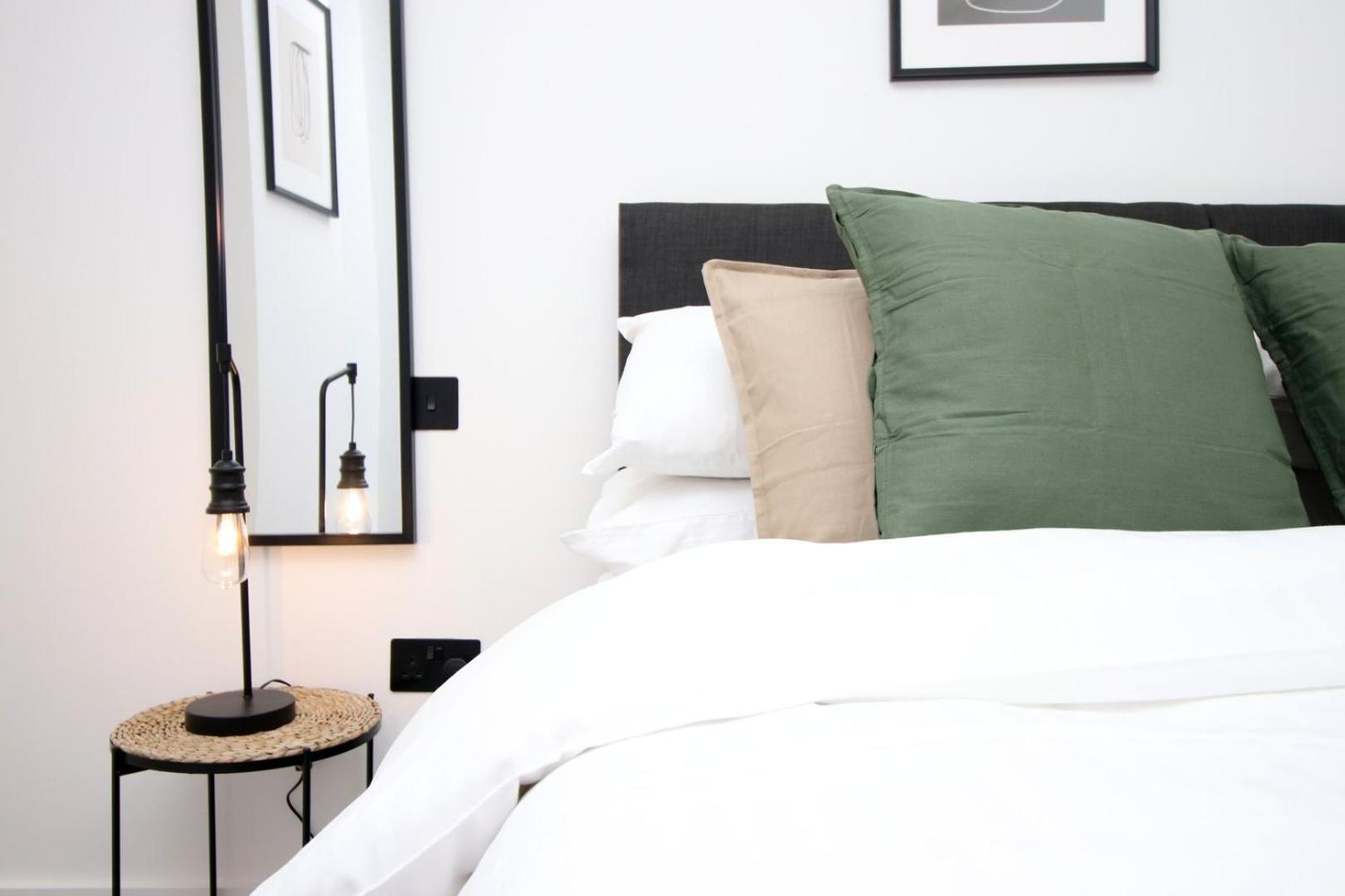 2 Bedroom With Free Parking Swindon Exteriér fotografie