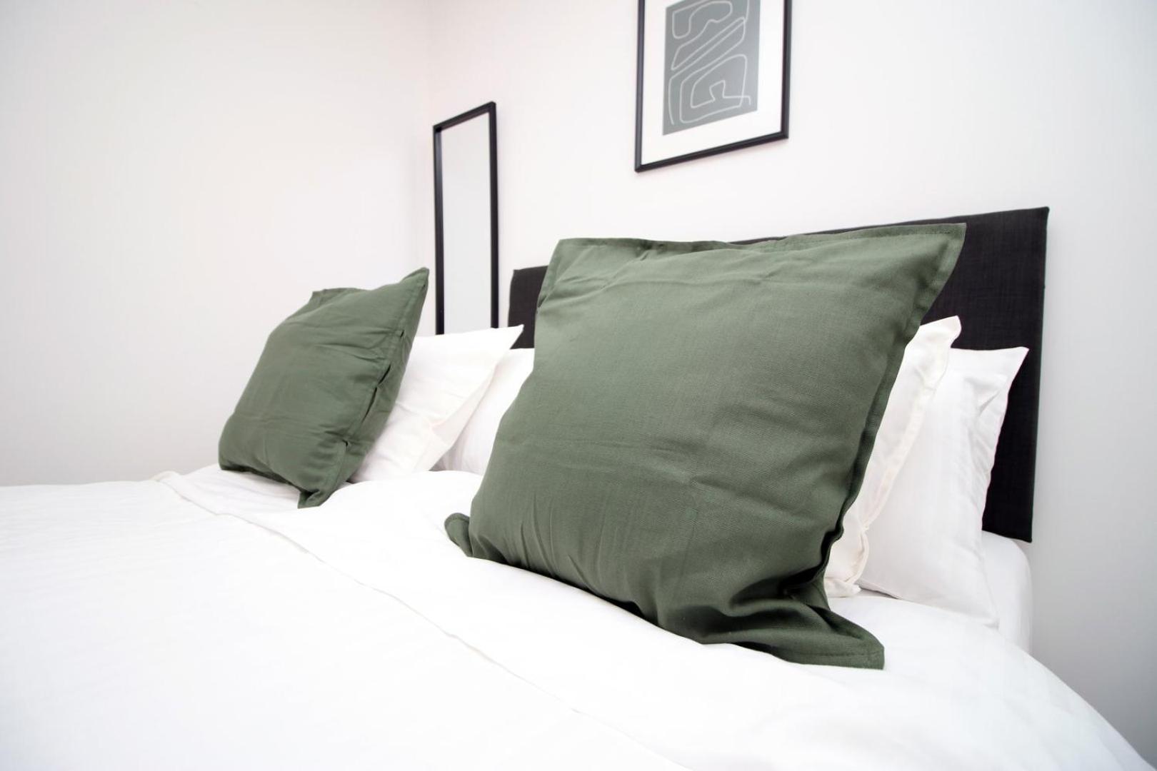 2 Bedroom With Free Parking Swindon Exteriér fotografie
