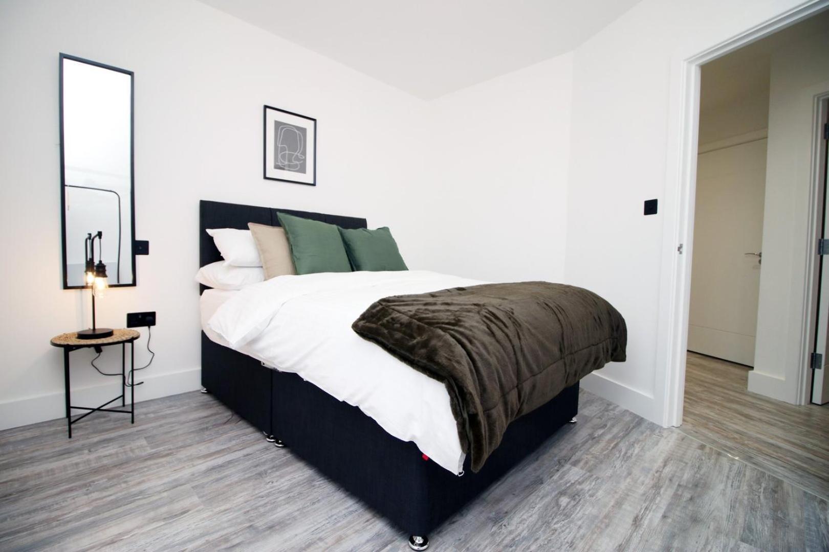 2 Bedroom With Free Parking Swindon Exteriér fotografie