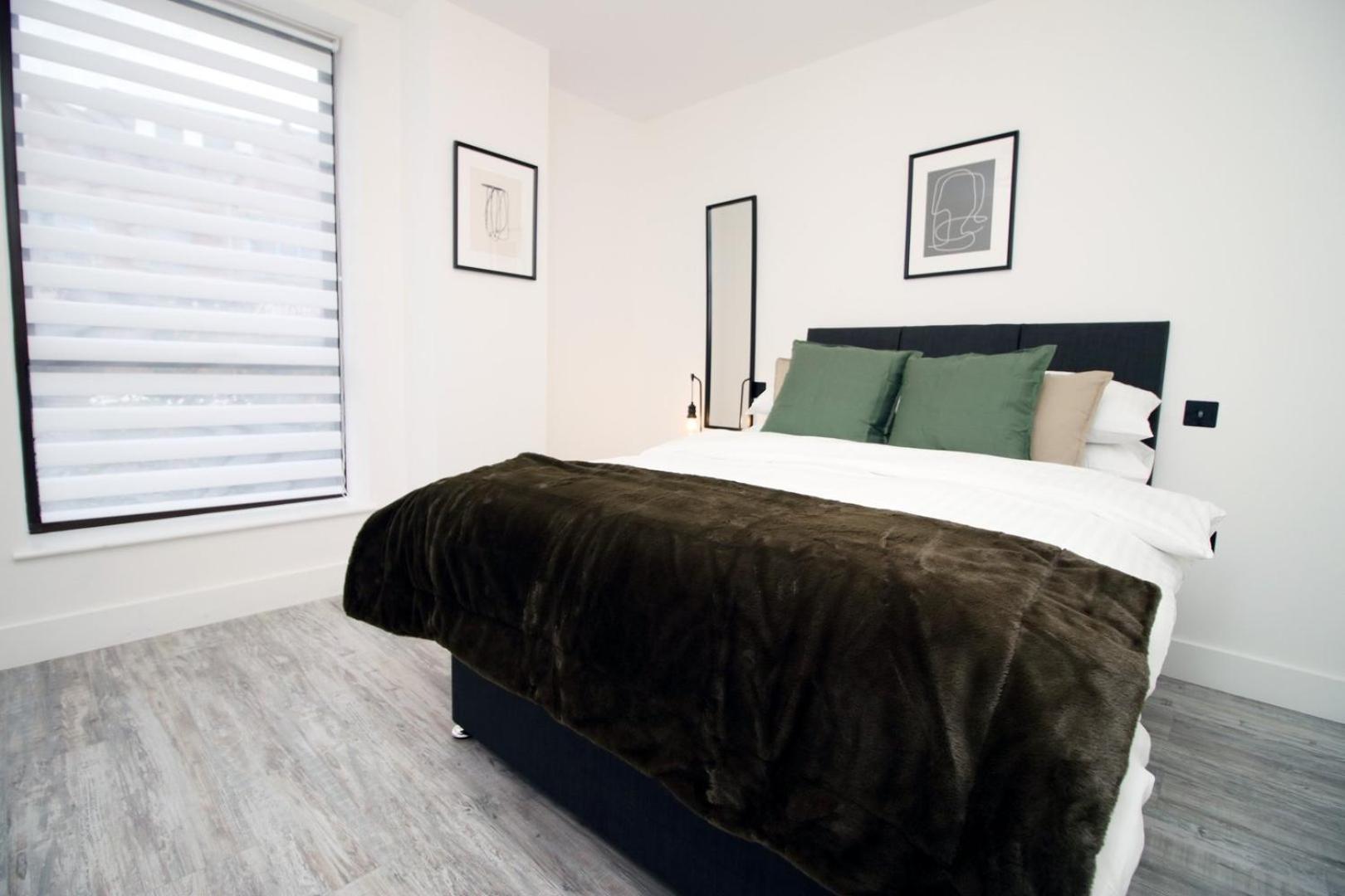 2 Bedroom With Free Parking Swindon Exteriér fotografie