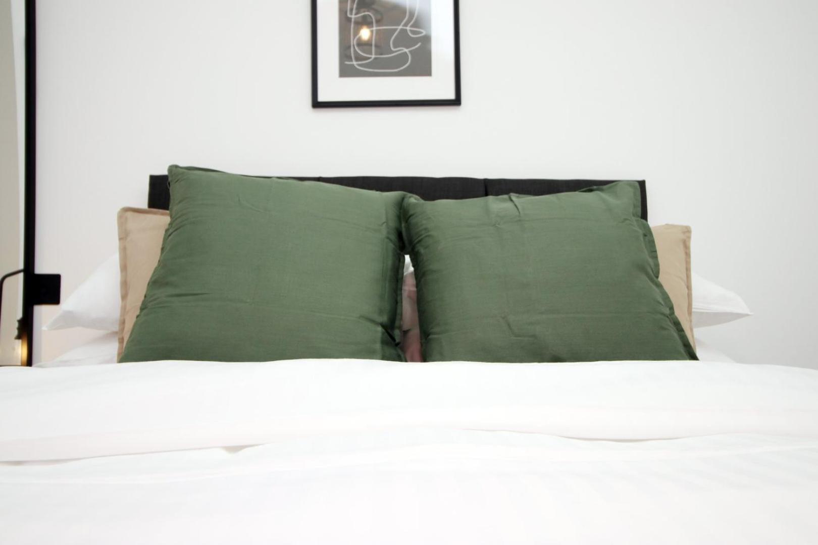 2 Bedroom With Free Parking Swindon Exteriér fotografie