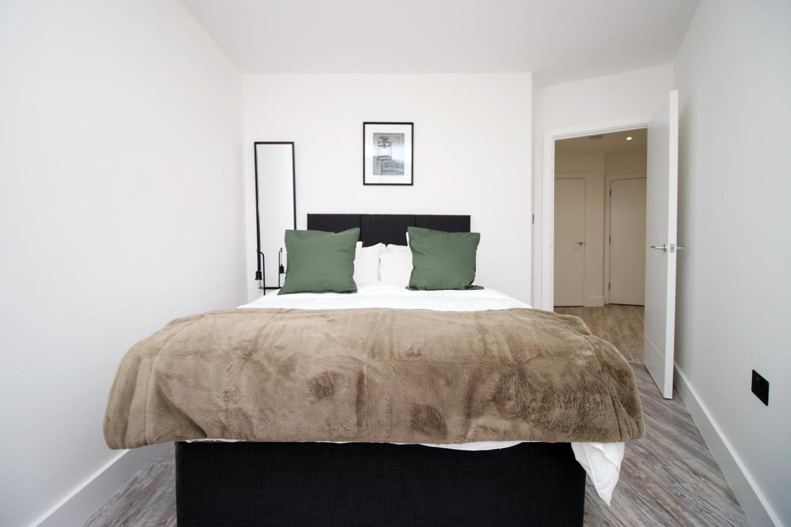 2 Bedroom With Free Parking Swindon Exteriér fotografie