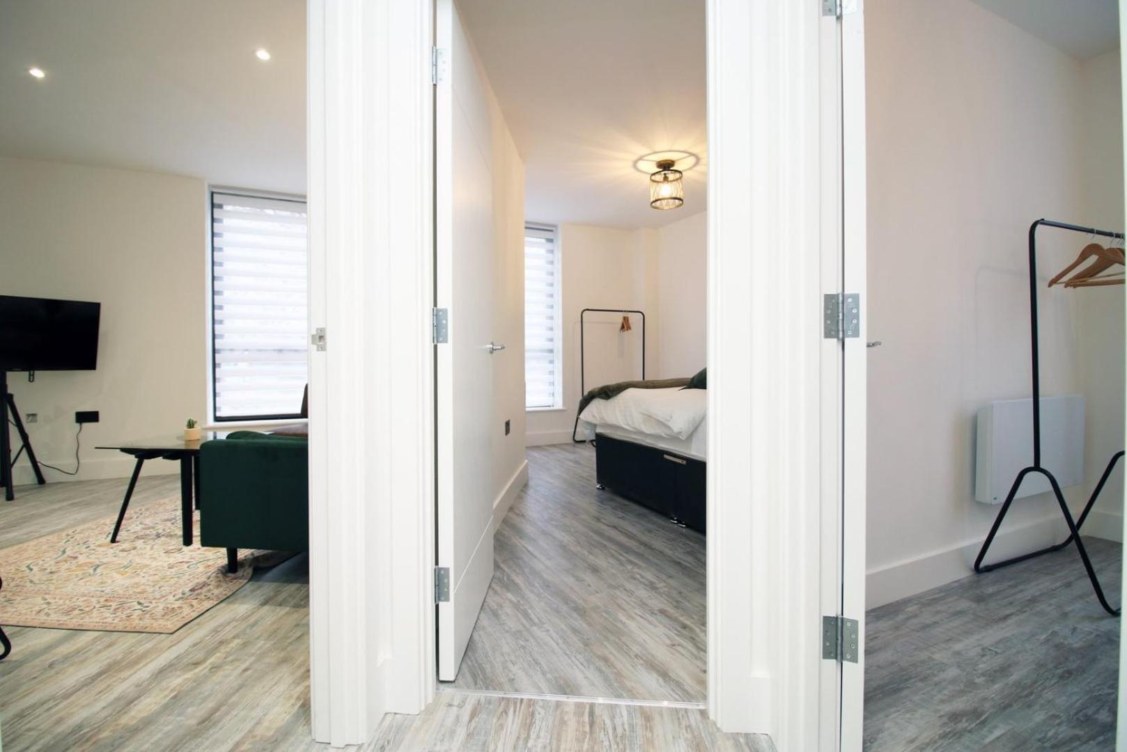 2 Bedroom With Free Parking Swindon Exteriér fotografie